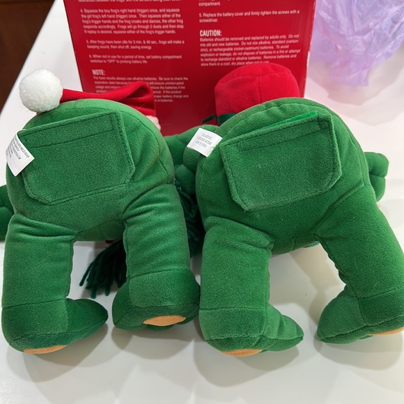 Vintage Christmas Dillards Singing Frog Duet - Picture 3 of 7